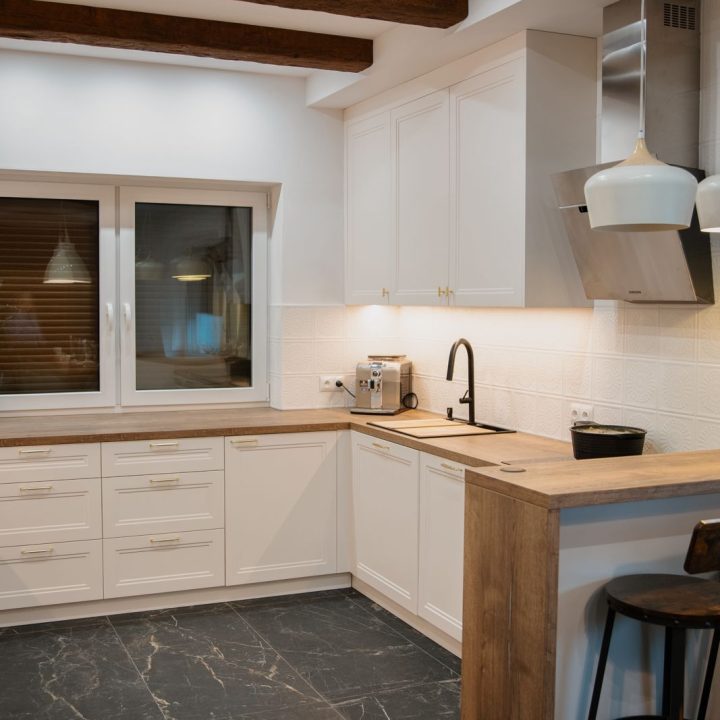 Meble na wymiar w domu w Kazimierzu – kuchnia, łazienki i zabudowa pod schodami | MiD Meble