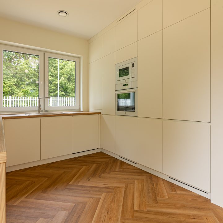 Meble na wymiar w Pruszkowie – kuchnia, zabudowy i toaletka w stylu Smart | MiD Meble