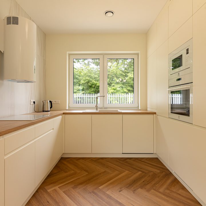 Meble na wymiar w Pruszkowie – kuchnia, zabudowy i toaletka w stylu Smart | MiD Meble