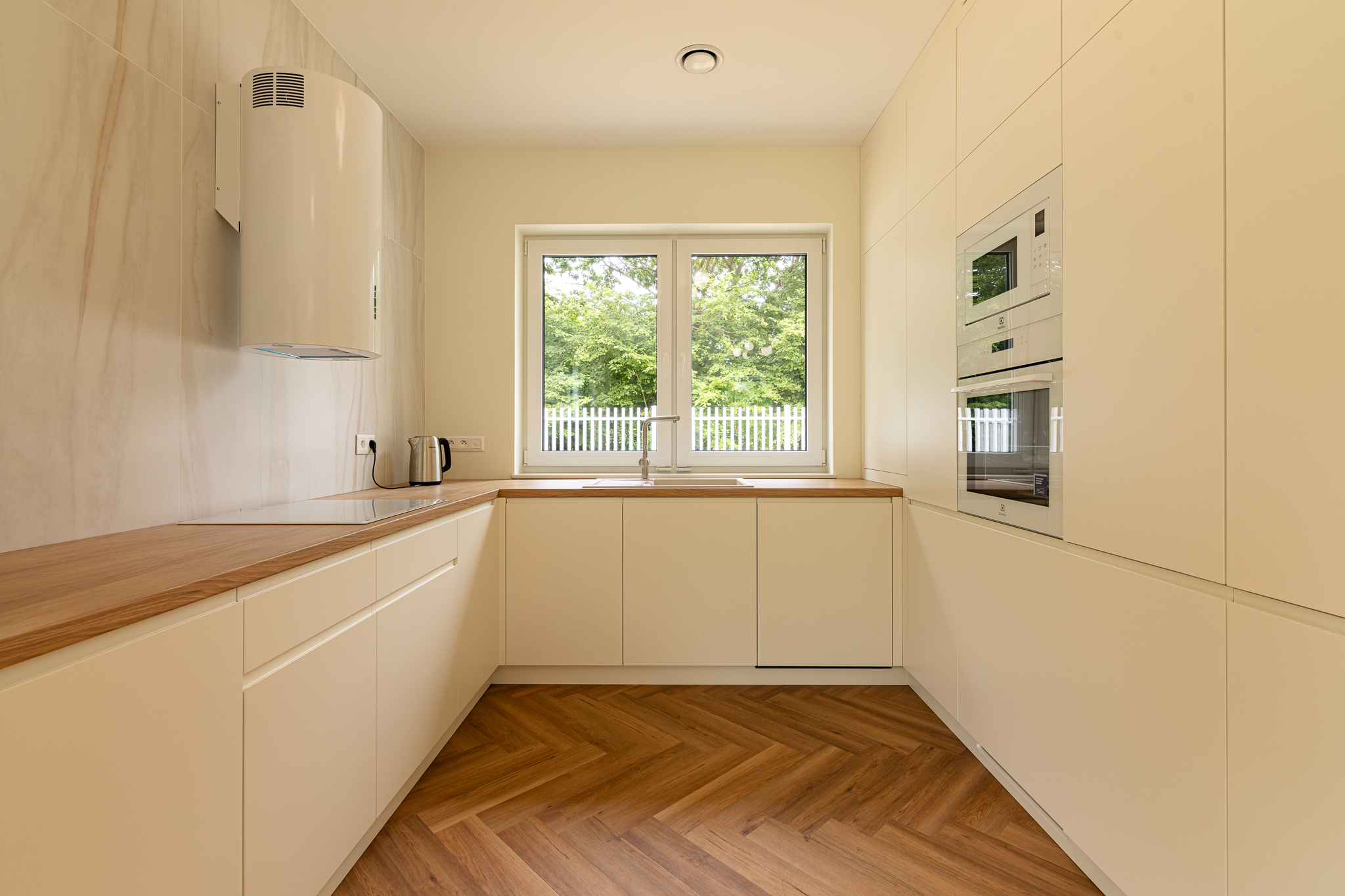 Meble na wymiar w Pruszkowie – kuchnia, zabudowy i toaletka w stylu Smart | MiD Meble