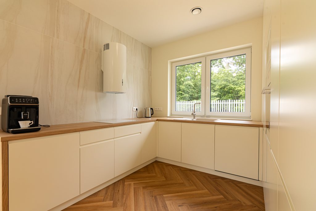 Meble na wymiar w Pruszkowie – kuchnia, zabudowy i toaletka w stylu Smart | MiD Meble