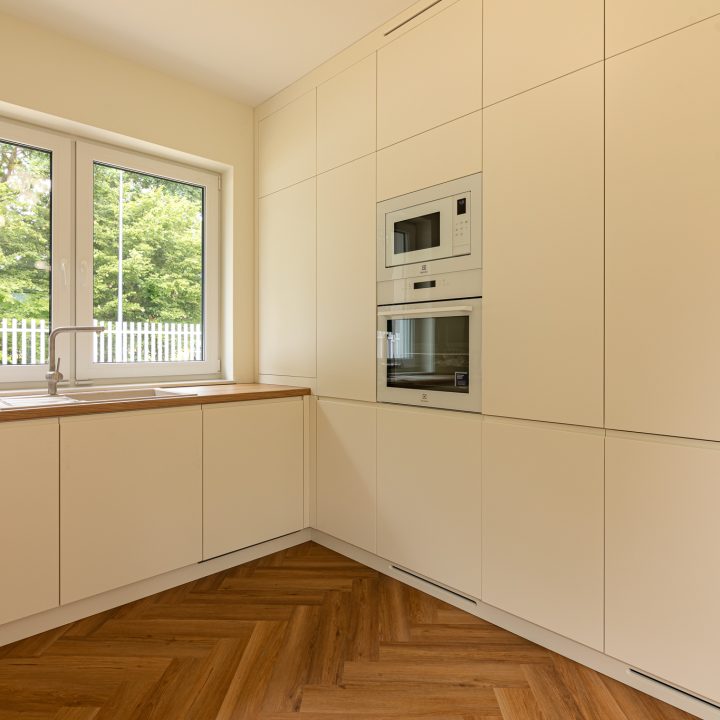 Meble na wymiar w Pruszkowie – kuchnia, zabudowy i toaletka w stylu Smart | MiD Meble