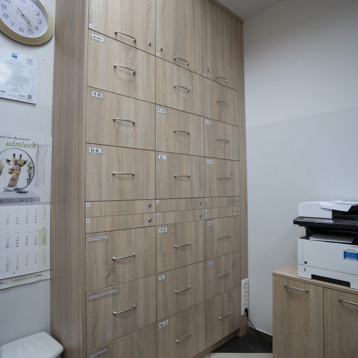 Zabudowa na wymiar do przychodni – funkcjonalne meble dla placówki medycznej w Mławie - MiD Meble