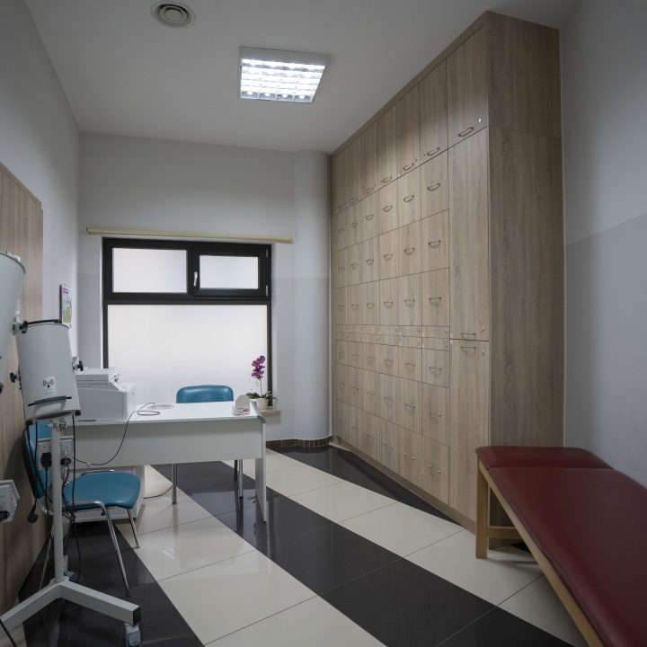 Zabudowa na wymiar do przychodni – funkcjonalne meble dla placówki medycznej w Mławie - MiD Meble