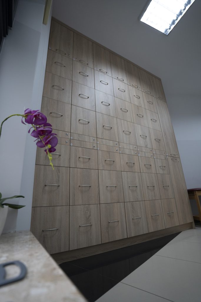 Zabudowa na wymiar do przychodni – funkcjonalne meble dla placówki medycznej w Mławie - MiD Meble