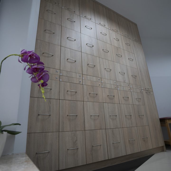 Zabudowa na wymiar do przychodni – funkcjonalne meble dla placówki medycznej w Mławie - MiD Meble