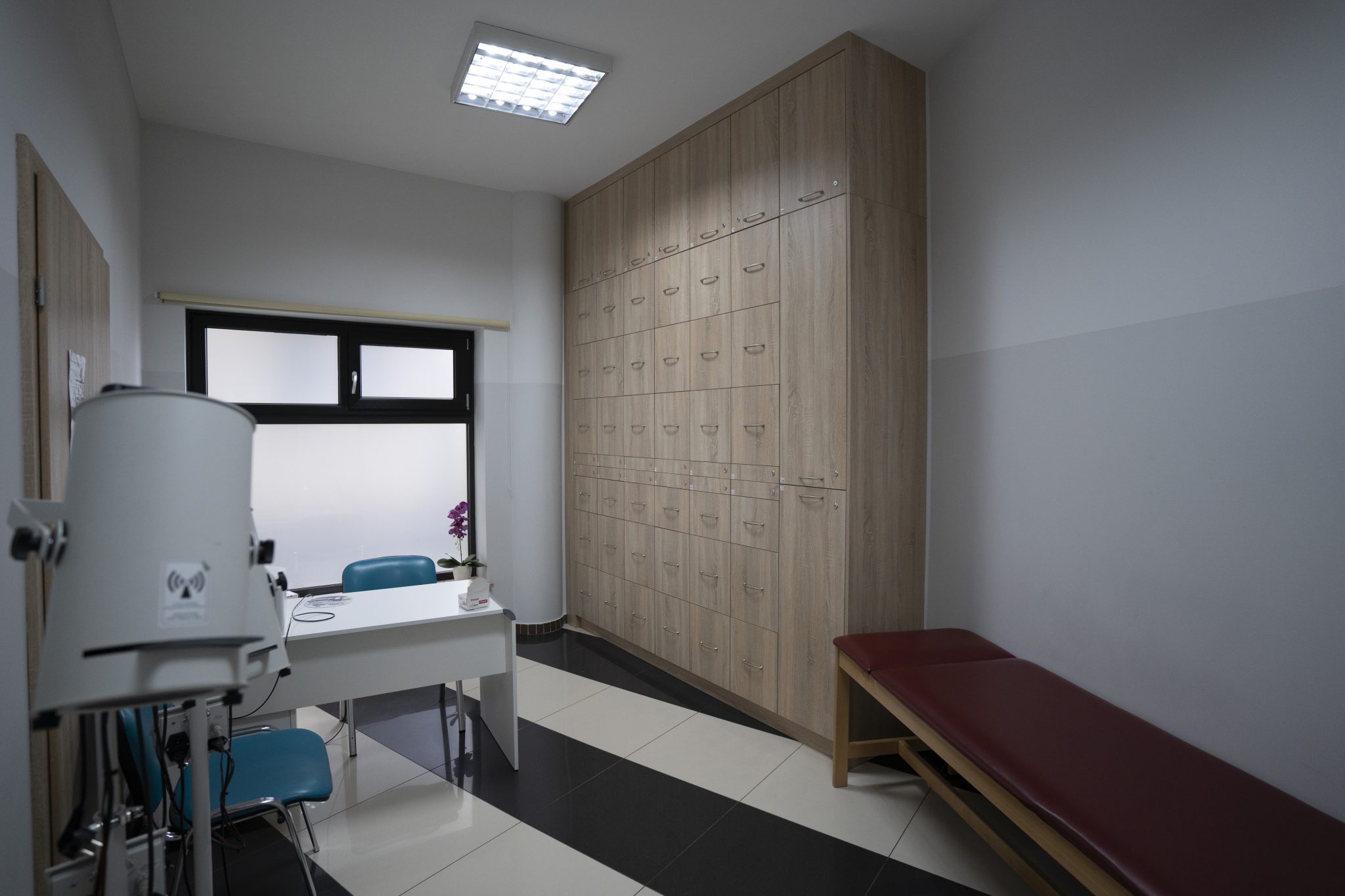 Zabudowa na wymiar do przychodni – funkcjonalne meble dla placówki medycznej w Mławie - MiD Meble