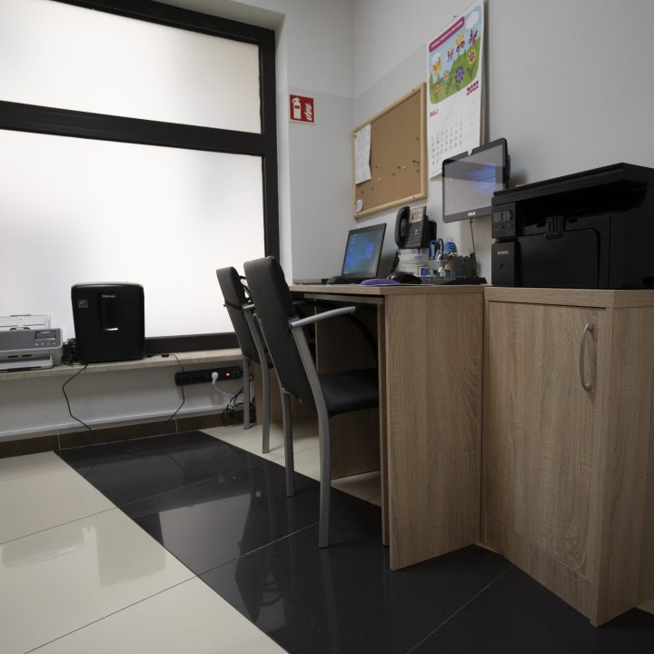 Zabudowa na wymiar do przychodni – funkcjonalne meble dla placówki medycznej w Mławie - MiD Meble