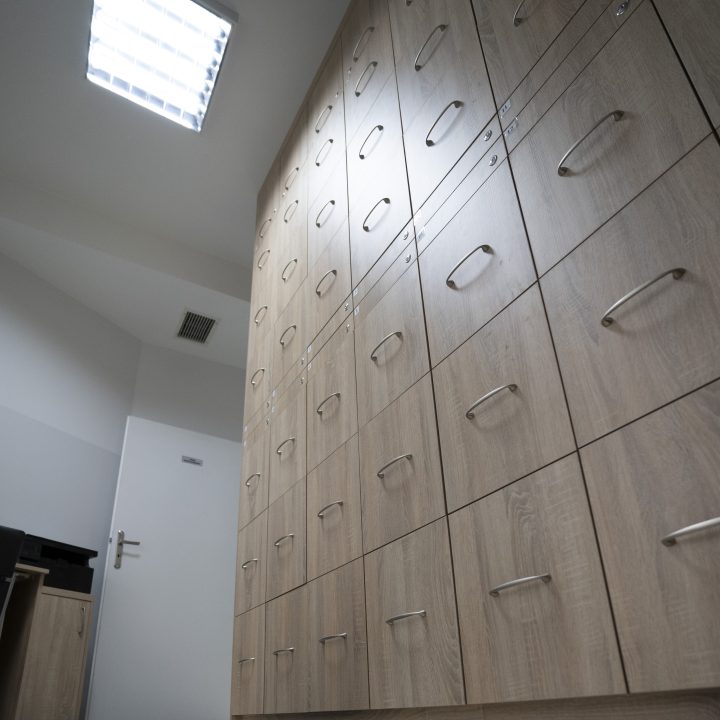 Zabudowa na wymiar do przychodni – funkcjonalne meble dla placówki medycznej w Mławie - MiD Meble