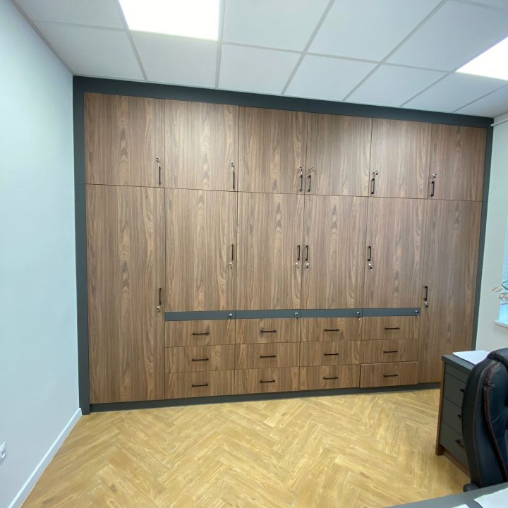 Meble na wymiar do biura – kompleksowa realizacja MiD Biznes