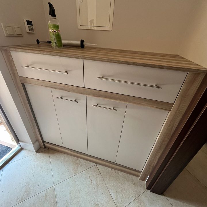 Meble na wymiar do małych przestrzeni – zabudowa łazienki, szafy i komody