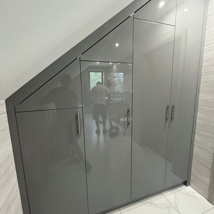 Meble na wymiar do małych przestrzeni – zabudowa łazienki, szafy i komody