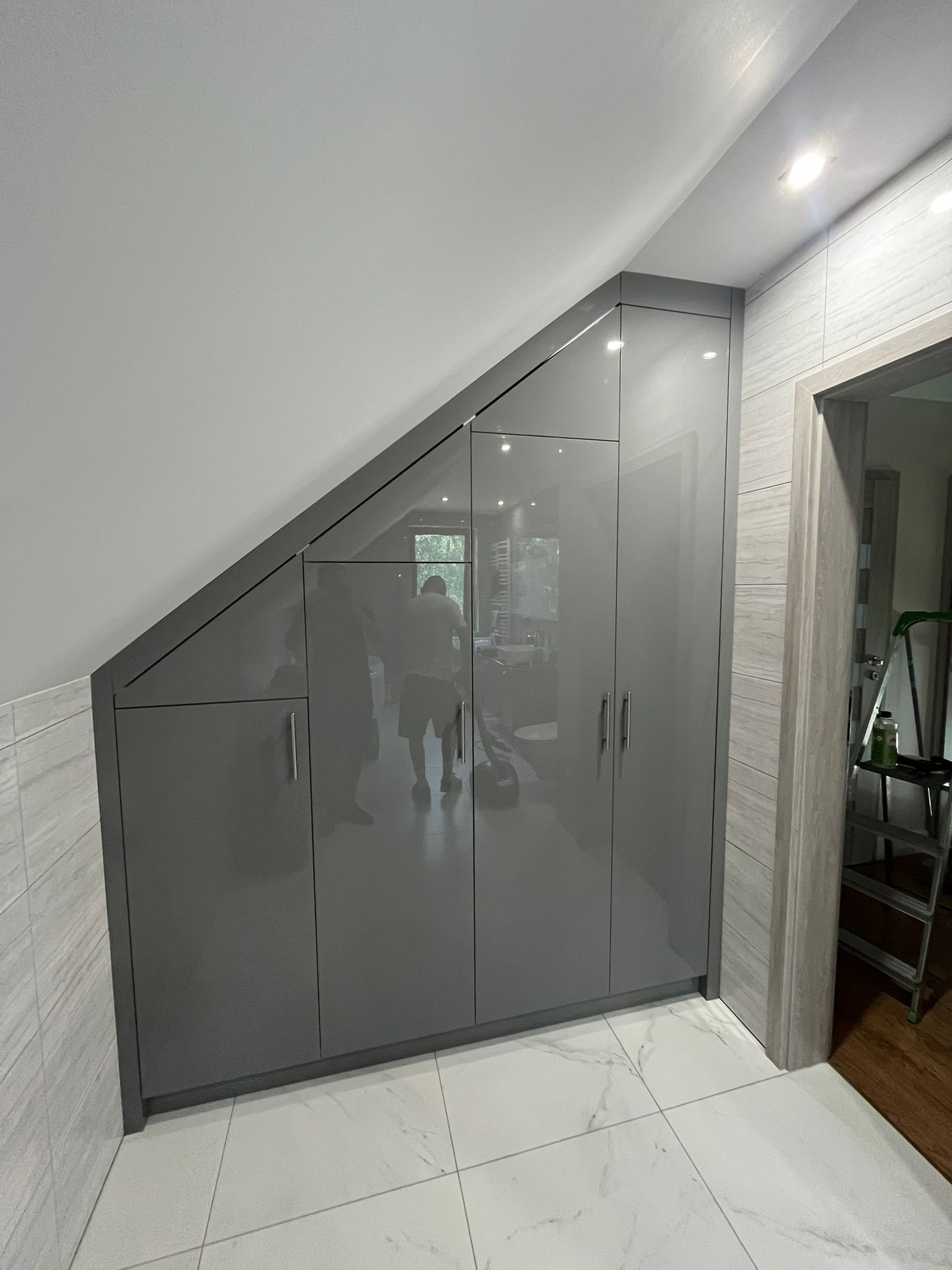 Meble na wymiar do małych przestrzeni – zabudowa łazienki, szafy i komody