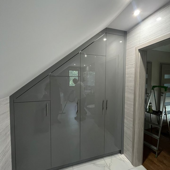 Meble na wymiar do małych przestrzeni – zabudowa łazienki, szafy i komody