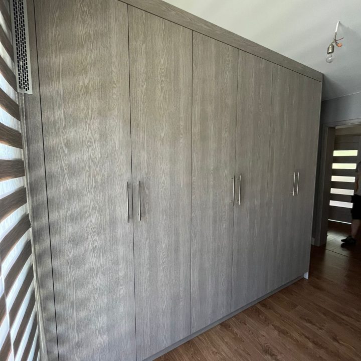 Meble na wymiar do małych przestrzeni – zabudowa łazienki, szafy i komody