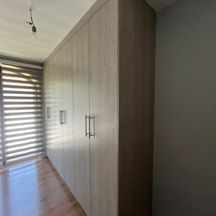 Meble na wymiar do małych przestrzeni – zabudowa łazienki, szafy i komody