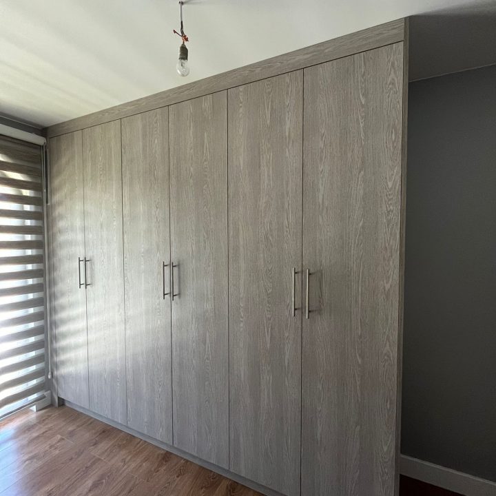 Meble na wymiar do małych przestrzeni – zabudowa łazienki, szafy i komody