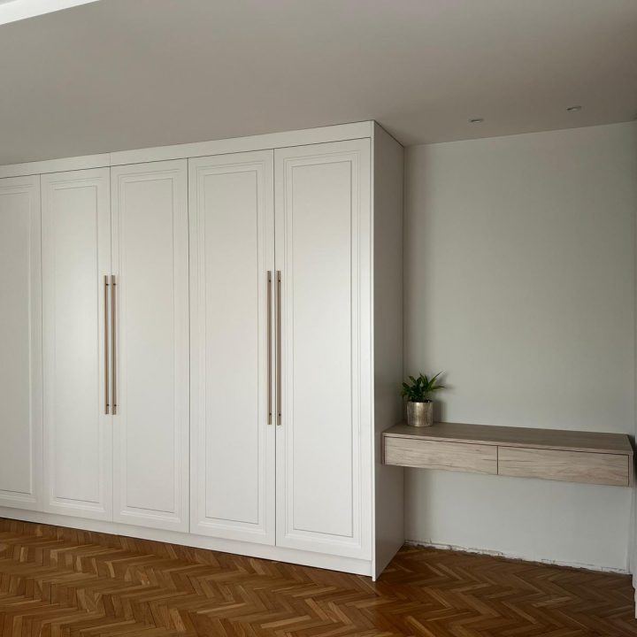 Zabudowa na wymiar w Markach – sypialnia i pokój dziecka z dopracowanym biurkiem - MiD Meble