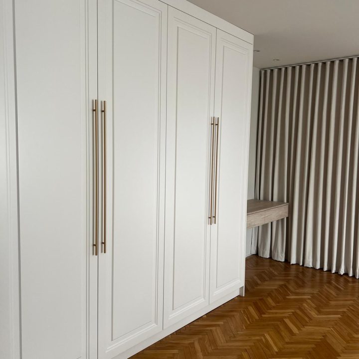 Zabudowa na wymiar w Markach – sypialnia i pokój dziecka z dopracowanym biurkiem - MiD Meble