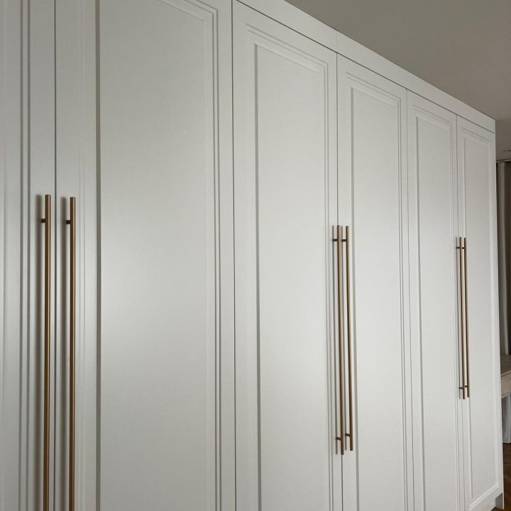 Zabudowa na wymiar w Markach – sypialnia i pokój dziecka z dopracowanym biurkiem - MiD Meble