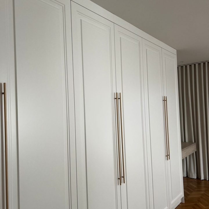 Zabudowa na wymiar w Markach – sypialnia i pokój dziecka z dopracowanym biurkiem - MiD Meble