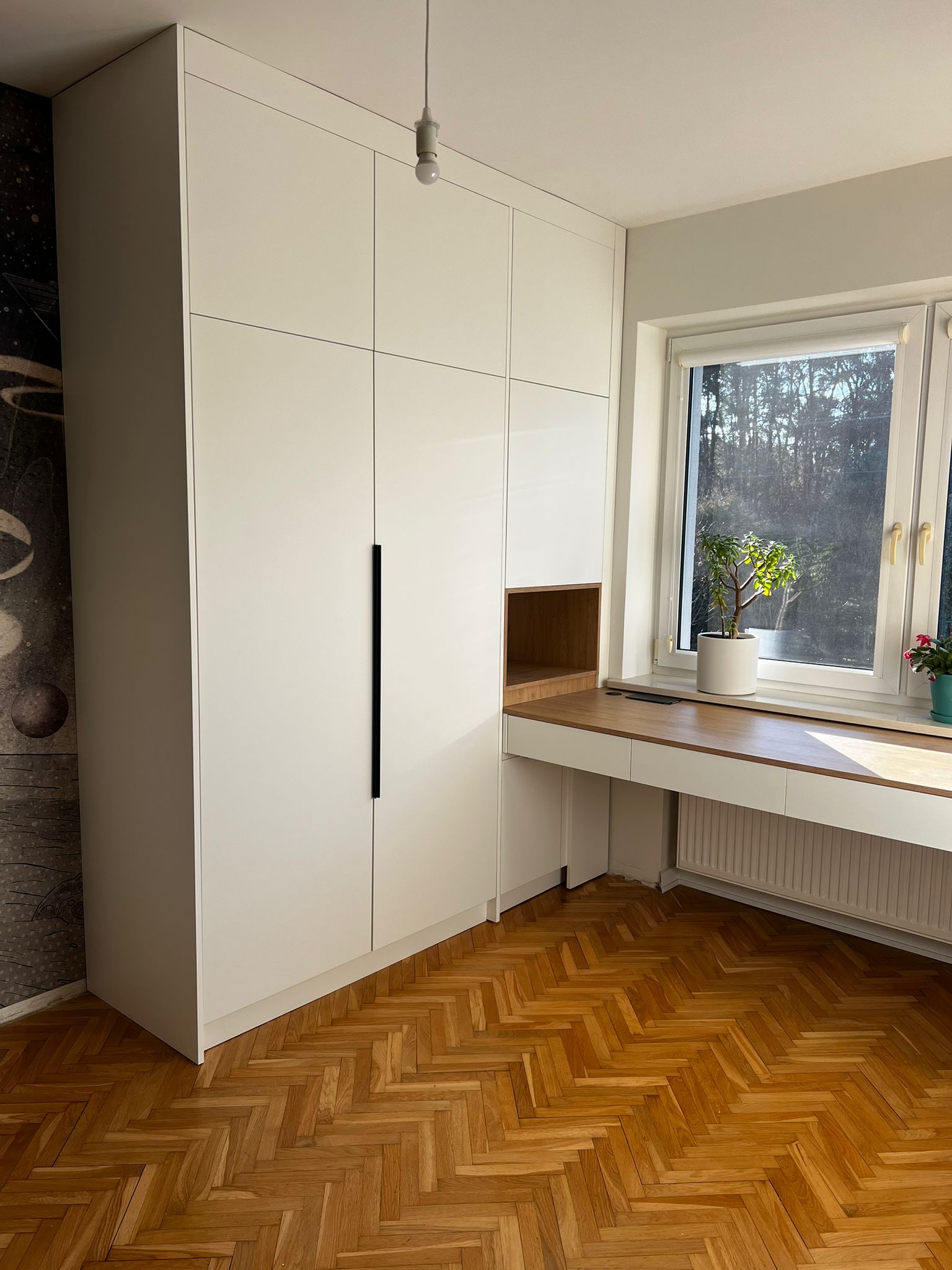 Zabudowa na wymiar w Markach – sypialnia i pokój dziecka z dopracowanym biurkiem - MiD Meble