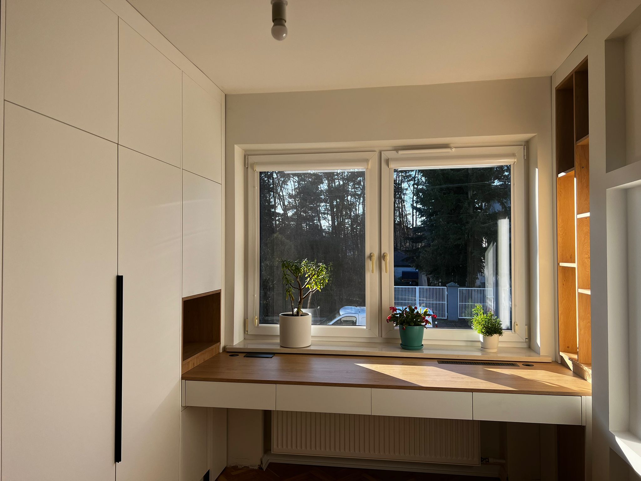 Zabudowa na wymiar w Markach – sypialnia i pokój dziecka z dopracowanym biurkiem - MiD Meble