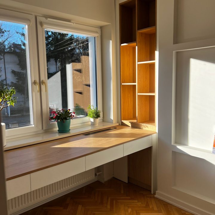 Zabudowa na wymiar w Markach – sypialnia i pokój dziecka z dopracowanym biurkiem - MiD Meble