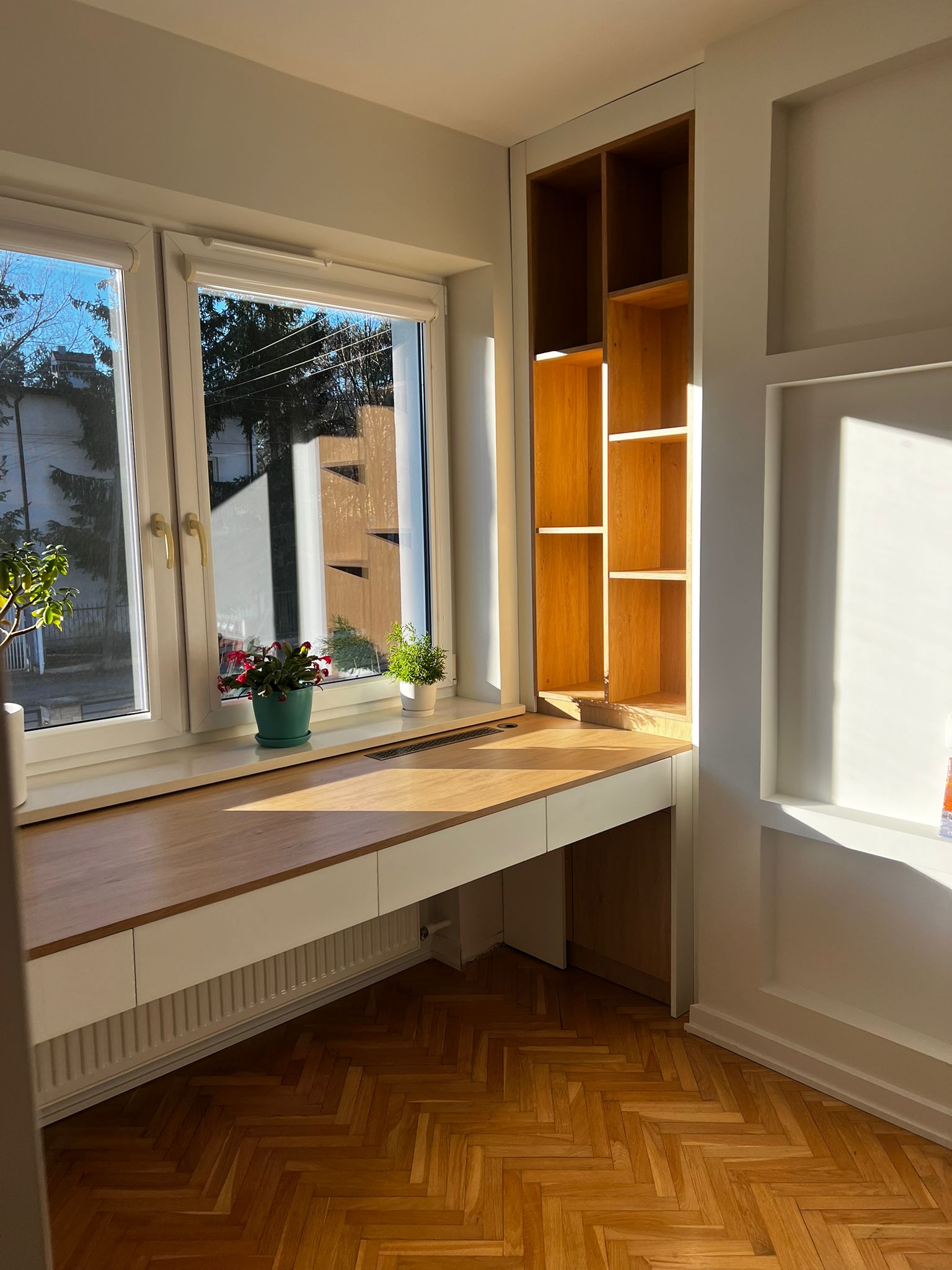 Zabudowa na wymiar w Markach – sypialnia i pokój dziecka z dopracowanym biurkiem - MiD Meble