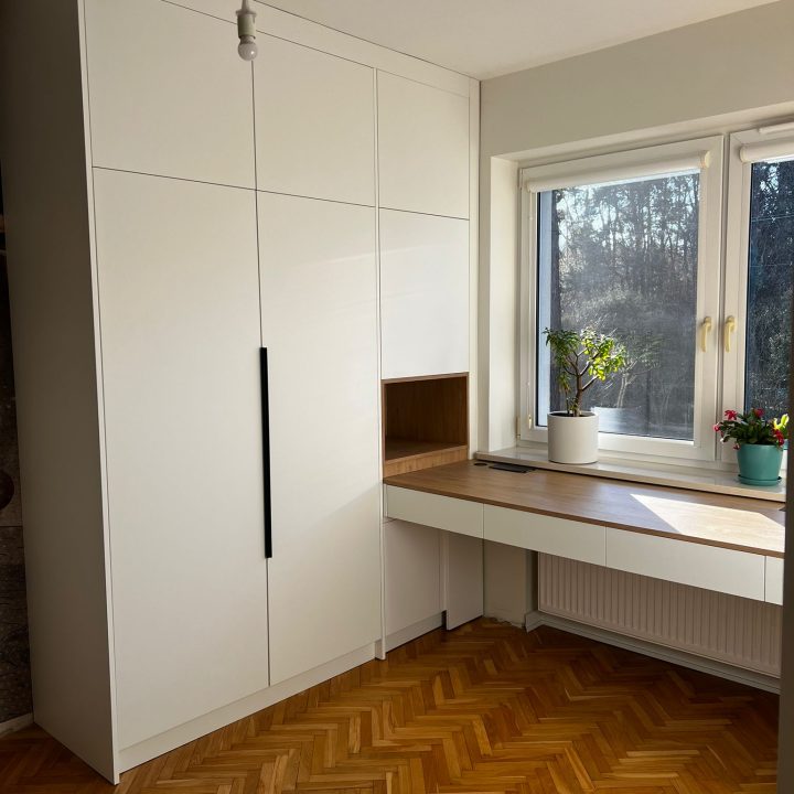 Zabudowa na wymiar w Markach – sypialnia i pokój dziecka z dopracowanym biurkiem - MiD Meble