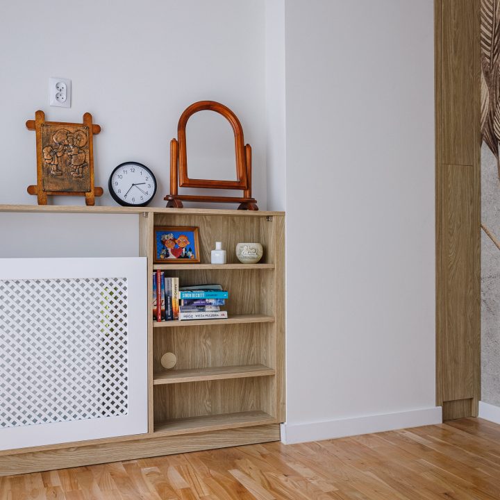 Meble na wymiar Milanówek – realizacja MiD Meble obejmująca szafę na wymiar pod skosem, zabudowę grzejnika z ażurową kratką, modułową komodę i zabudowę RTV na wymiar oraz meble do pokojów dziecięcych. MiD Smart meble na wymiar w domu w Milanówku