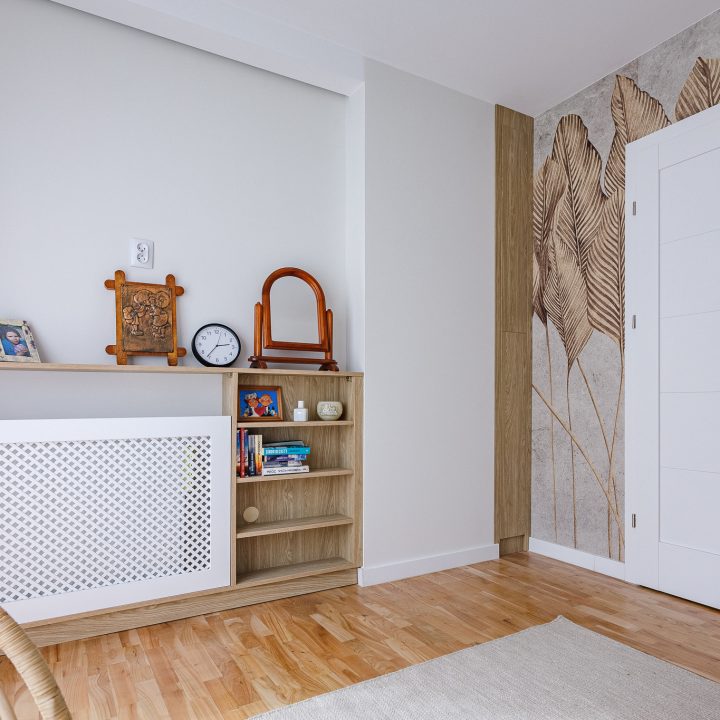 Meble na wymiar Milanówek – realizacja MiD Meble obejmująca szafę na wymiar pod skosem, zabudowę grzejnika z ażurową kratką, modułową komodę i zabudowę RTV na wymiar oraz meble do pokojów dziecięcych. MiD Smart meble na wymiar w domu w Milanówku