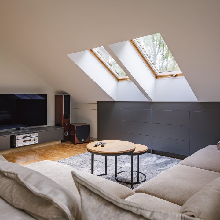 Meble na wymiar Milanówek – realizacja MiD Meble obejmująca szafę na wymiar pod skosem, zabudowę grzejnika z ażurową kratką, modułową komodę i zabudowę RTV na wymiar oraz meble do pokojów dziecięcych. MiD Smart meble na wymiar w domu w Milanówku