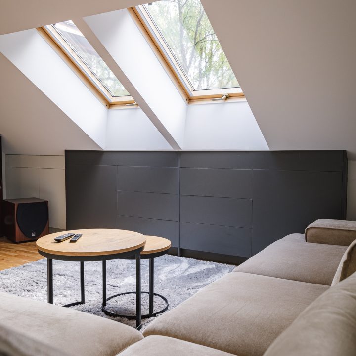 Meble na wymiar Milanówek – realizacja MiD Meble obejmująca szafę na wymiar pod skosem, zabudowę grzejnika z ażurową kratką, modułową komodę i zabudowę RTV na wymiar oraz meble do pokojów dziecięcych. MiD Smart meble na wymiar w domu w Milanówku