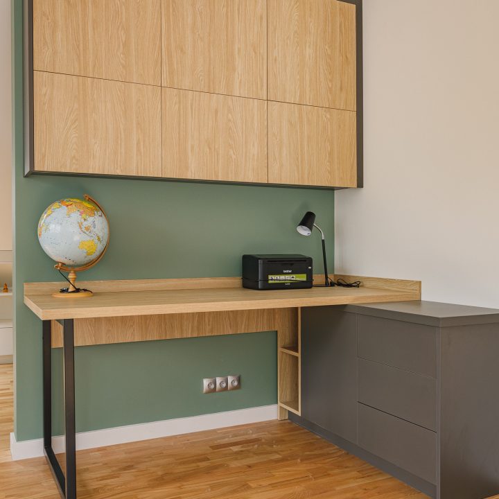 Meble na wymiar Milanówek – realizacja MiD Meble obejmująca szafę na wymiar pod skosem, zabudowę grzejnika z ażurową kratką, modułową komodę i zabudowę RTV na wymiar oraz meble do pokojów dziecięcych. MiD Smart meble na wymiar w domu w Milanówku