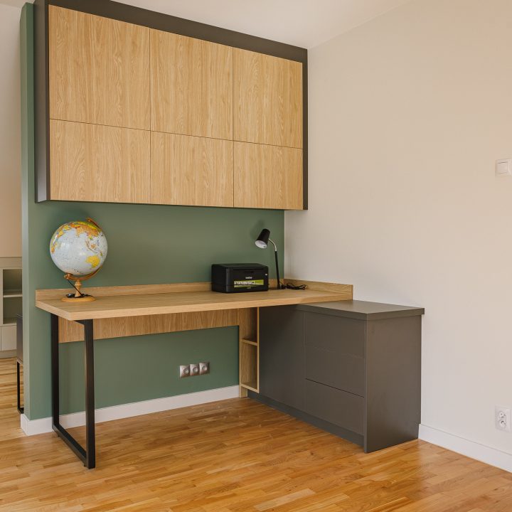 Meble na wymiar Milanówek – realizacja MiD Meble obejmująca szafę na wymiar pod skosem, zabudowę grzejnika z ażurową kratką, modułową komodę i zabudowę RTV na wymiar oraz meble do pokojów dziecięcych. MiD Smart meble na wymiar w domu w Milanówku