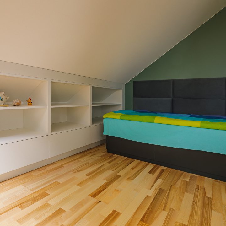 Meble na wymiar Milanówek – realizacja MiD Meble obejmująca szafę na wymiar pod skosem, zabudowę grzejnika z ażurową kratką, modułową komodę i zabudowę RTV na wymiar oraz meble do pokojów dziecięcych. MiD Smart meble na wymiar w domu w Milanówku