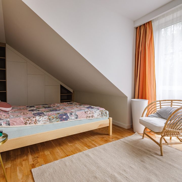 Meble na wymiar Milanówek – realizacja MiD Meble obejmująca szafę na wymiar pod skosem, zabudowę grzejnika z ażurową kratką, modułową komodę i zabudowę RTV na wymiar oraz meble do pokojów dziecięcych. MiD Smart meble na wymiar w domu w Milanówku