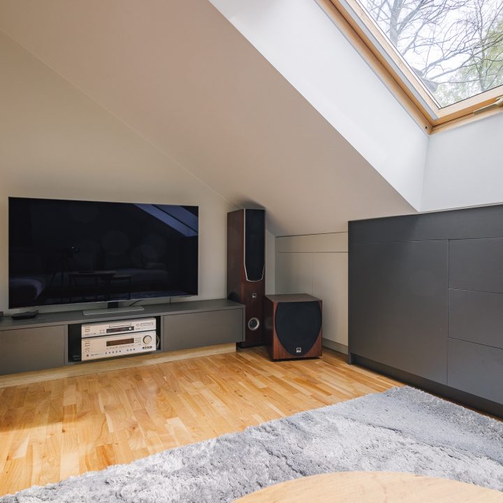 Meble na wymiar Milanówek – realizacja MiD Meble obejmująca szafę na wymiar pod skosem, zabudowę grzejnika z ażurową kratką, modułową komodę i zabudowę RTV na wymiar oraz meble do pokojów dziecięcych. MiD Smart meble na wymiar w domu w Milanówku