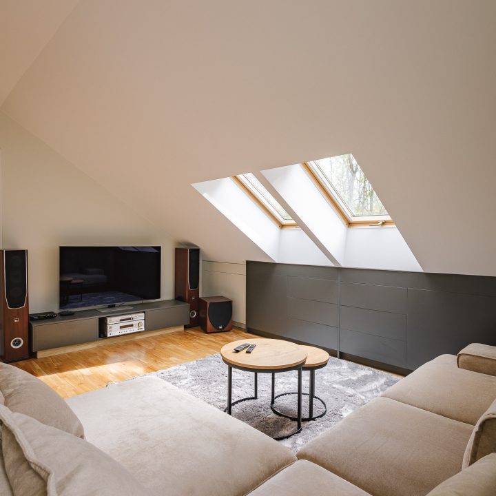 Meble na wymiar Milanówek – realizacja MiD Meble obejmująca szafę na wymiar pod skosem, zabudowę grzejnika z ażurową kratką, modułową komodę i zabudowę RTV na wymiar oraz meble do pokojów dziecięcych. MiD Smart meble na wymiar w domu w Milanówku