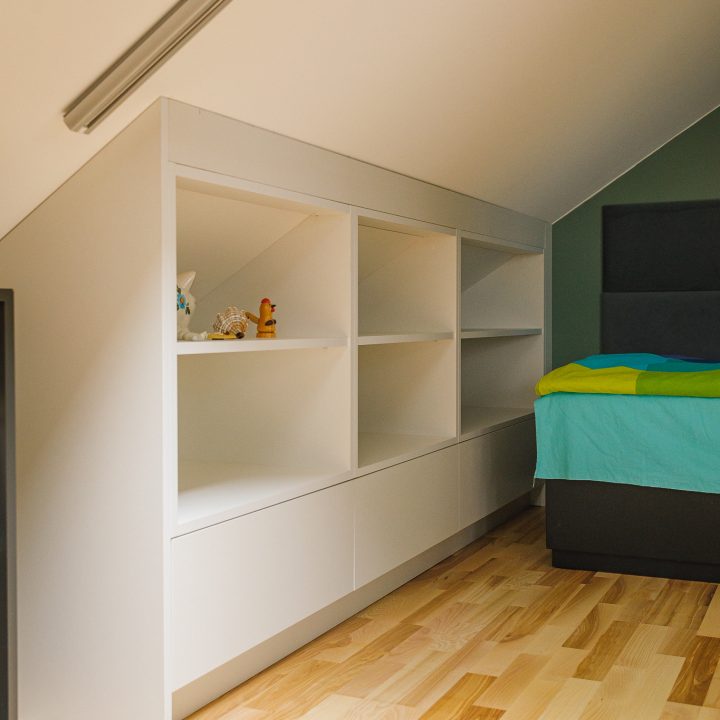 Meble na wymiar Milanówek – realizacja MiD Meble obejmująca szafę na wymiar pod skosem, zabudowę grzejnika z ażurową kratką, modułową komodę i zabudowę RTV na wymiar oraz meble do pokojów dziecięcych. MiD Smart meble na wymiar w domu w Milanówku