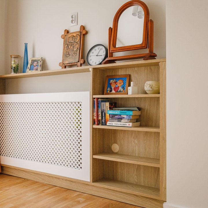 Meble na wymiar Milanówek – realizacja MiD Meble obejmująca szafę na wymiar pod skosem, zabudowę grzejnika z ażurową kratką, modułową komodę i zabudowę RTV na wymiar oraz meble do pokojów dziecięcych. MiD Smart meble na wymiar w domu w Milanówku