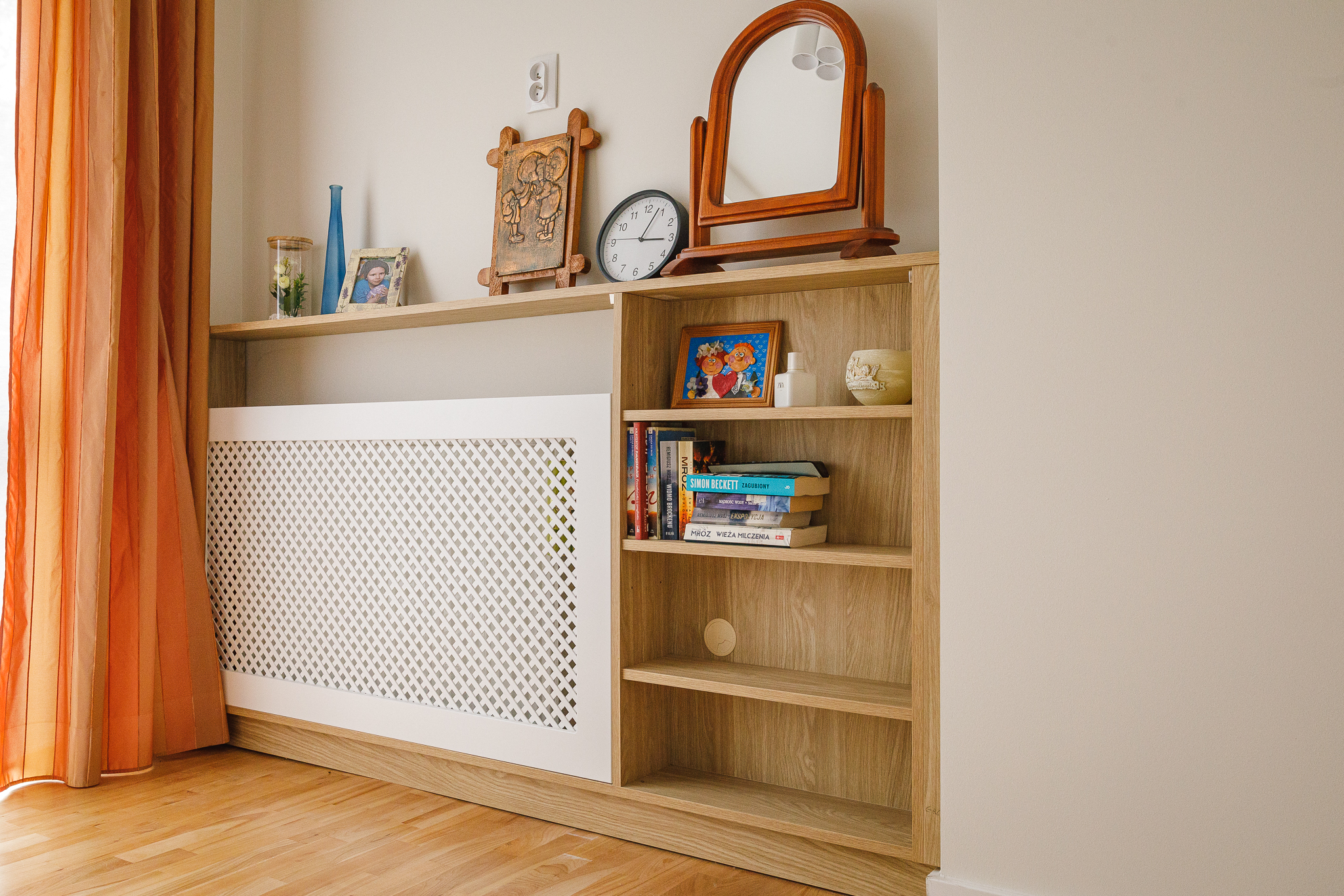 Meble na wymiar Milanówek – realizacja MiD Meble obejmująca szafę na wymiar pod skosem, zabudowę grzejnika z ażurową kratką, modułową komodę i zabudowę RTV na wymiar oraz meble do pokojów dziecięcych. MiD Smart meble na wymiar w domu w Milanówku
