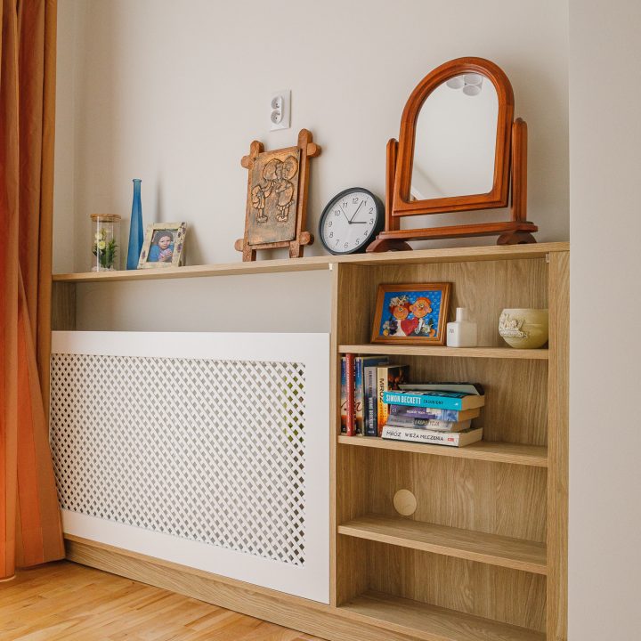 Meble na wymiar Milanówek – realizacja MiD Meble obejmująca szafę na wymiar pod skosem, zabudowę grzejnika z ażurową kratką, modułową komodę i zabudowę RTV na wymiar oraz meble do pokojów dziecięcych. MiD Smart meble na wymiar w domu w Milanówku