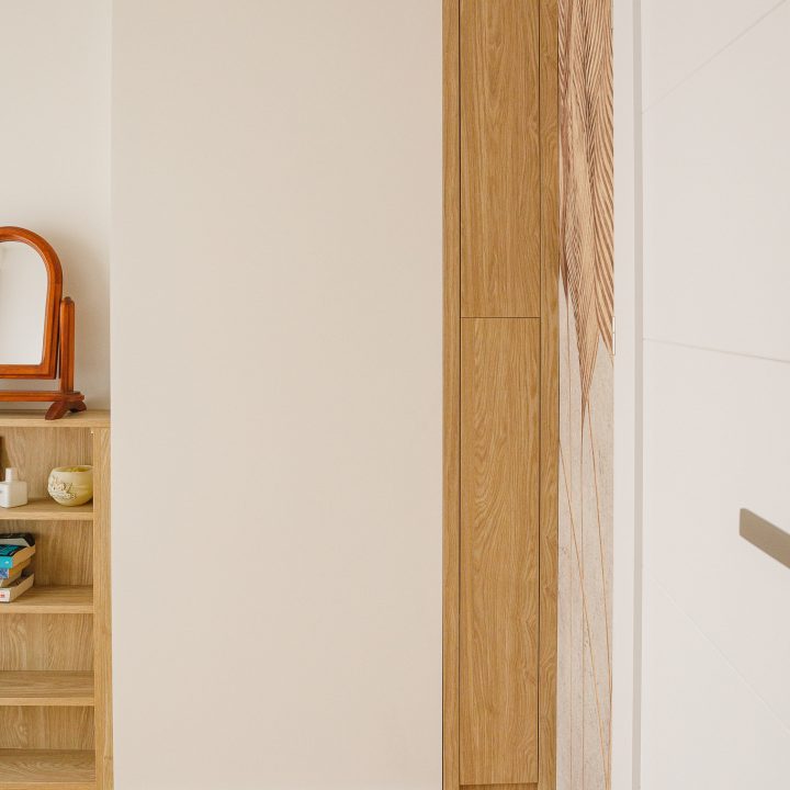 Meble na wymiar Milanówek – realizacja MiD Meble obejmująca szafę na wymiar pod skosem, zabudowę grzejnika z ażurową kratką, modułową komodę i zabudowę RTV na wymiar oraz meble do pokojów dziecięcych. MiD Smart meble na wymiar w domu w Milanówku