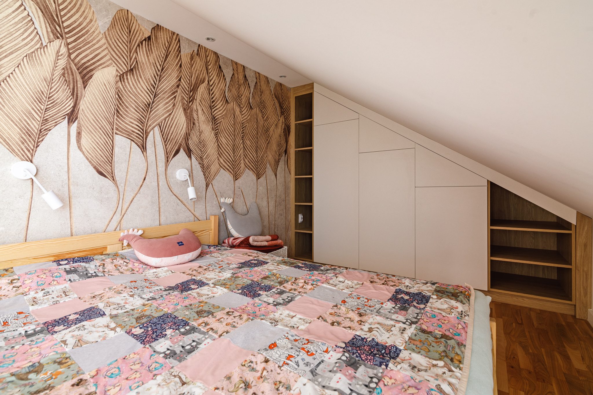 Meble na wymiar Milanówek – realizacja MiD Meble obejmująca szafę na wymiar pod skosem, zabudowę grzejnika z ażurową kratką, modułową komodę i zabudowę RTV na wymiar oraz meble do pokojów dziecięcych. MiD Smart meble na wymiar w domu w Milanówku