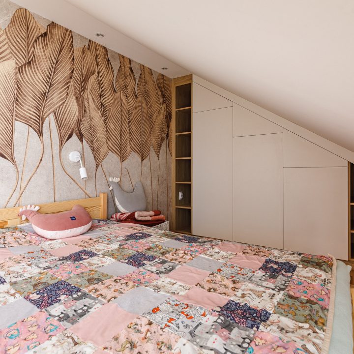 Meble na wymiar Milanówek – realizacja MiD Meble obejmująca szafę na wymiar pod skosem, zabudowę grzejnika z ażurową kratką, modułową komodę i zabudowę RTV na wymiar oraz meble do pokojów dziecięcych. MiD Smart meble na wymiar w domu w Milanówku