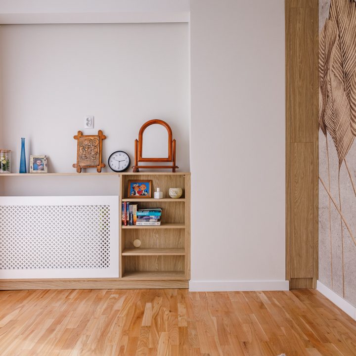 Meble na wymiar Milanówek – realizacja MiD Meble obejmująca szafę na wymiar pod skosem, zabudowę grzejnika z ażurową kratką, modułową komodę i zabudowę RTV na wymiar oraz meble do pokojów dziecięcych. MiD Smart meble na wymiar w domu w Milanówku