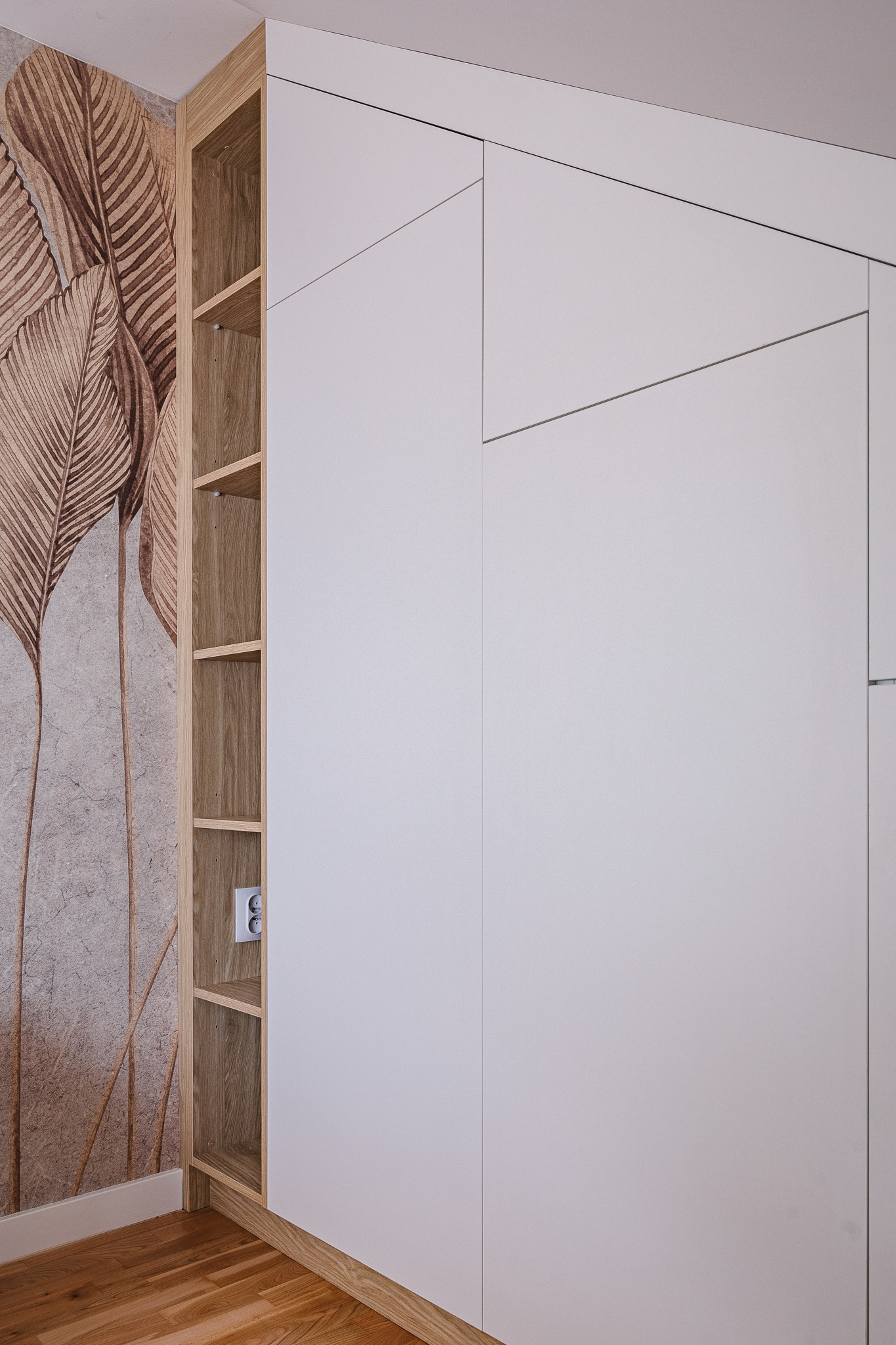 Meble na wymiar Milanówek – realizacja MiD Meble obejmująca szafę na wymiar pod skosem, zabudowę grzejnika z ażurową kratką, modułową komodę i zabudowę RTV na wymiar oraz meble do pokojów dziecięcych. MiD Smart meble na wymiar w domu w Milanówku