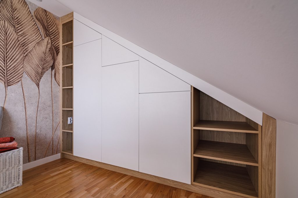 Meble na wymiar Milanówek – realizacja MiD Meble obejmująca szafę na wymiar pod skosem, zabudowę grzejnika z ażurową kratką, modułową komodę i zabudowę RTV na wymiar oraz meble do pokojów dziecięcych. MiD Smart meble na wymiar w domu w Milanówku